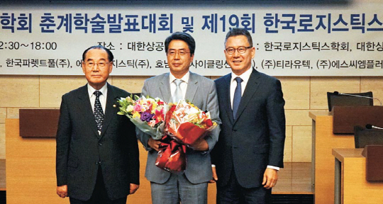 손태경 한국수력원자력 관리본부장(왼쪽 두번째)이 제19회 한국로지스틱스대상 시상식에서  공기업 부문 대상을 수상한 뒤 기념촬영을 하고 있다.     한국수력원자력 제공